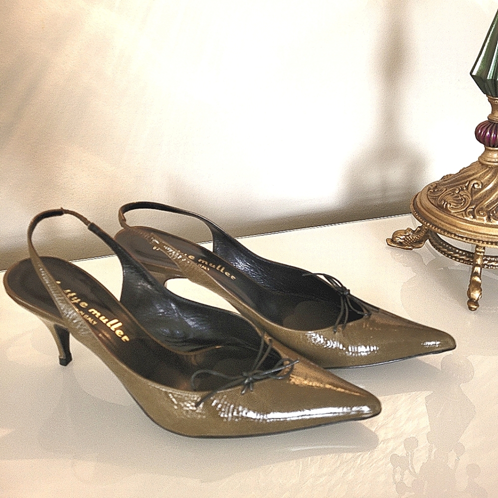 Made in Italy, Bettye Muller slingbacks. Olive patent